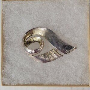 Vintage Silver Tone Abstract Retro Artistic Feminine Metallic Ribbon Brooch